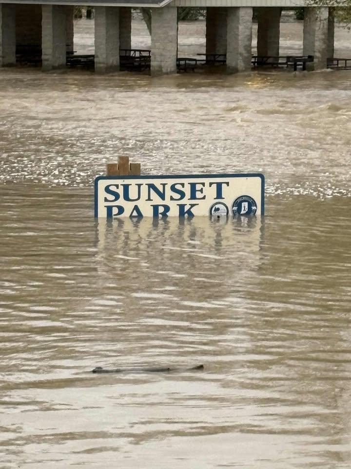 picture of Sunset Park sign almost under water due to flood